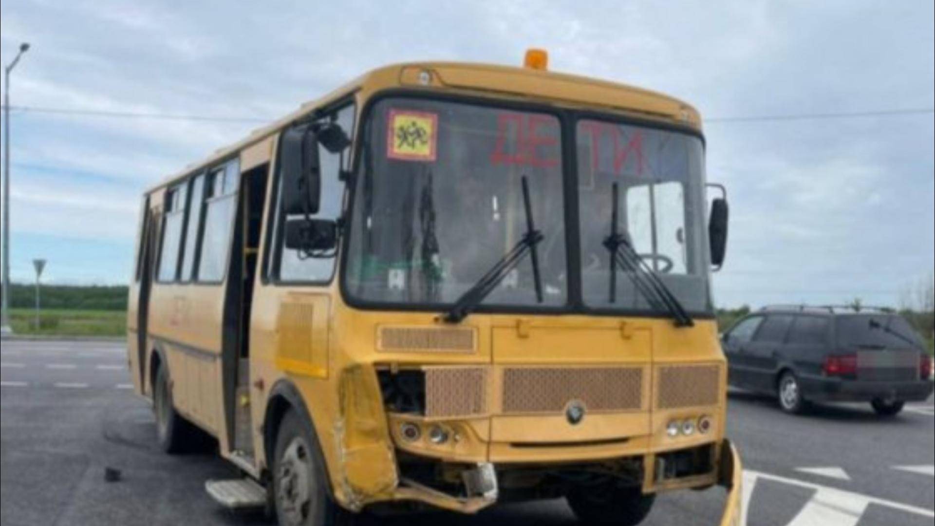 В Подмосковье микроавтобус с детьми столкнулся с автомобилями и перевернулся