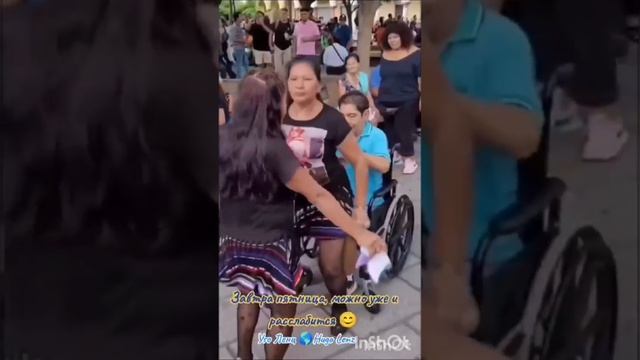 Харьков сегодня.  Пенсионеры танцуют в парке Культуры смотреть онлайн