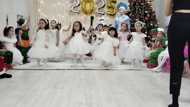 Ляйсан Жасланкызы танец снежинок смотреть онлайн