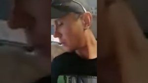 Пьяная девушка в автобусе наезжает на водителя