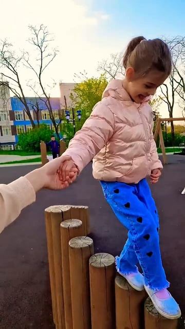 утро начинается с детской площадке, у вас? пиши с какого города смотришь Алису ☺️✨️👇🏻 #миссалисаки