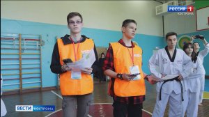 Молодые люди в оранжевых жилетах помогают костромичам сделать важный для города выбор