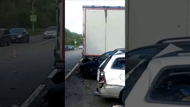 Сильная авария на трассе с участием фуры