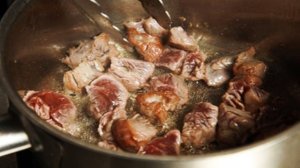 Говядина с картошкой на сковороде