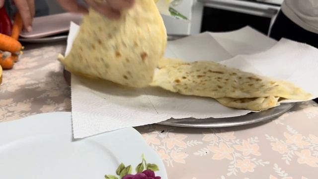 ГОТОВИТ ТЁЩА БРАТА ТУРЕЦКИЕ ЛЕПЕШКИ ГЁЗЛЕМЕ у нас дом? смотреть онлайн