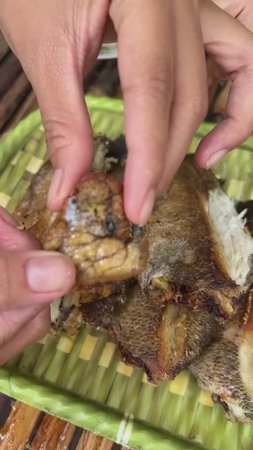 Брат помог сестре приготовить рыбу по вкусному рецепту