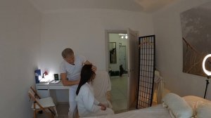 Массаж головы девушке.