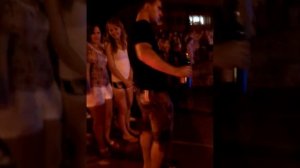 Мужик пьяный в говно "в своем мире "