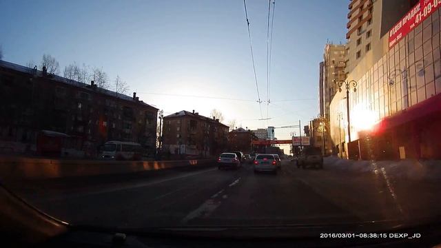 Видеорегистратор DEXP LX-NS. Пример съемки против солнца смотреть онлайн