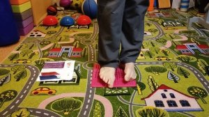 Упражнения для стоп на коврике.