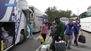 Со слезами на глазах: появились кадры с мирными жителями, вернувшимися с Украины