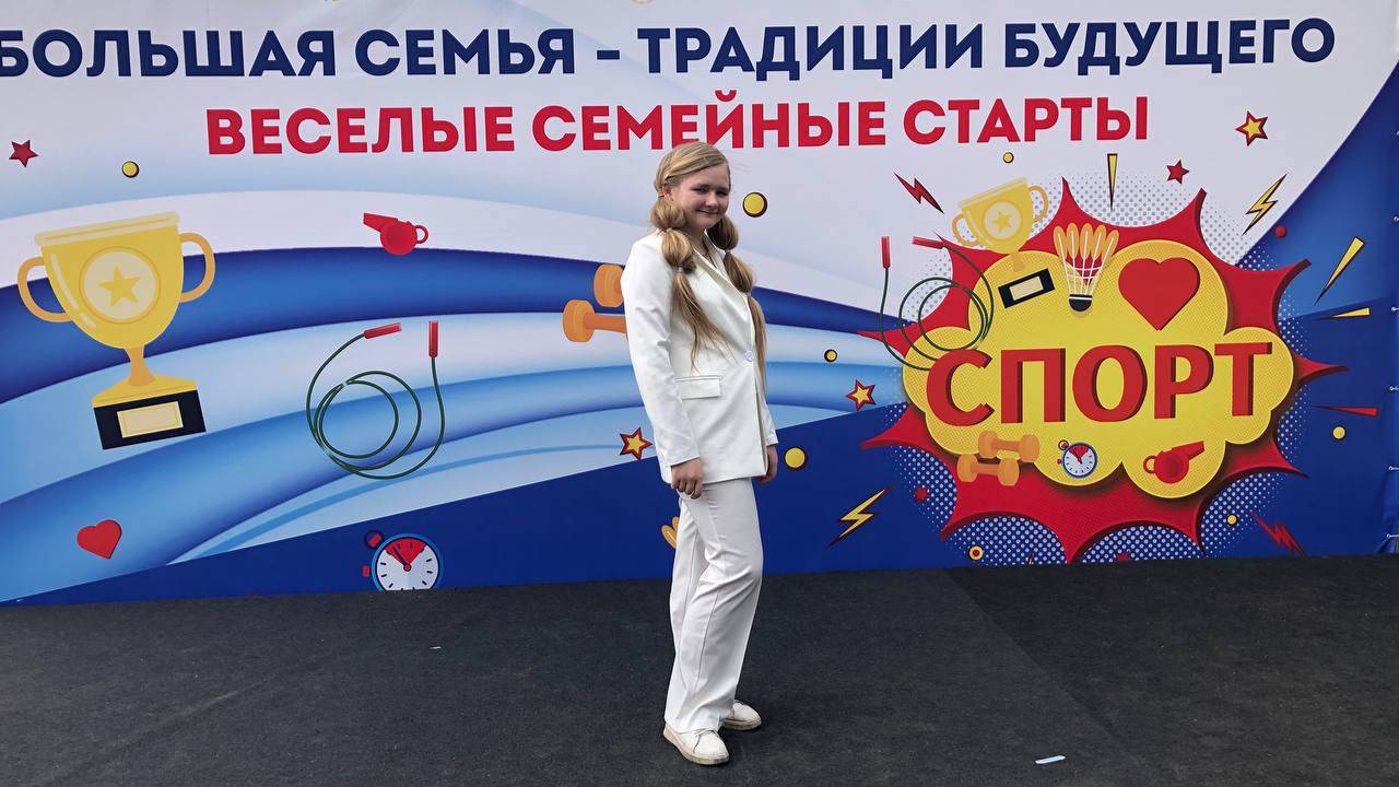 Олеся Тараненко исполняет песню "Жили были"  из сериала "Солдаты" в Измайловском парке. смотреть онлайн