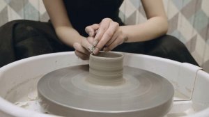 Простые изделия из глины на гончарном круге. Стакан / Ц