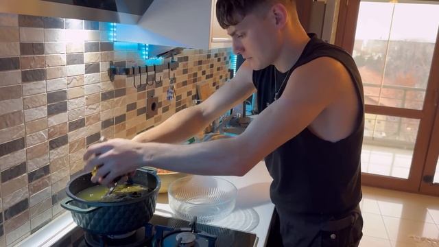 Татарин на кухне ,ТУРОК учит готовить САРМУ . Эльвира в смотреть онлайн