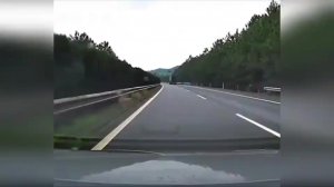 Отлетевший от грузовика баллон поразил легковушку в Китае
