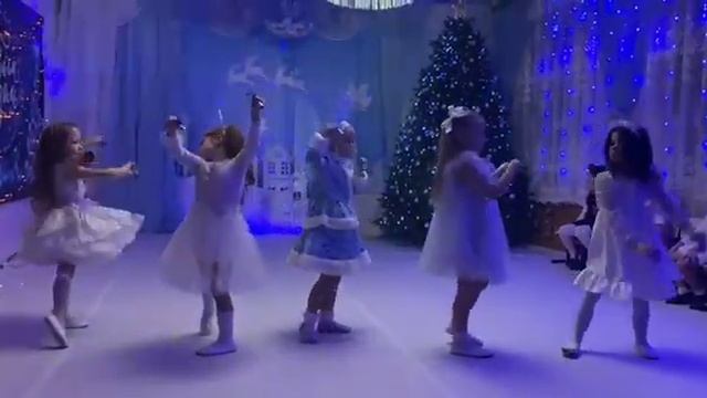 Танец "Хрустальные колокольчики" старшая группа "Солн? смотреть онлайн