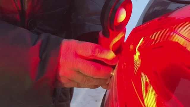 Лада Хрей. Снимаем задние фонари,ставим светодиодные лампы, красного исполнения! смотреть онлайн