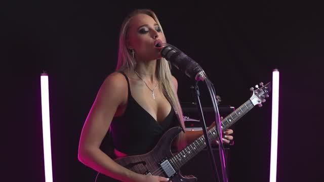 Sophie Lloyd - Mötley Crüe - Kickstart my heart смотреть онлайн