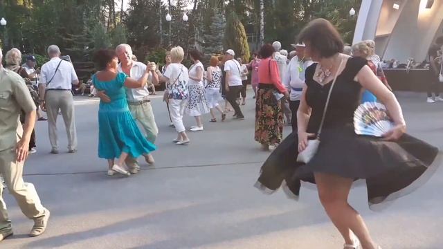 ЦЕЛУЙ МЕНЯ! СЧАСТЛИВЫЕ МОМЕНТЫ ИЗ ПАРКА ГОРЬКОГО ХАРЬ? смотреть онлайн