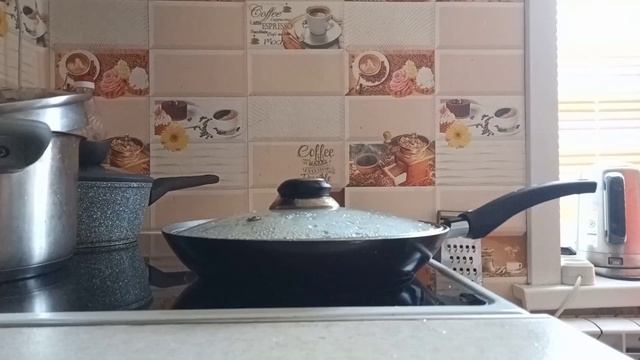 в первый раз готовлю яичницу (пережарил походу) смотреть онлайн