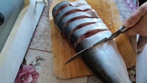 Как порезать на стейки замороженную форель, если рыба