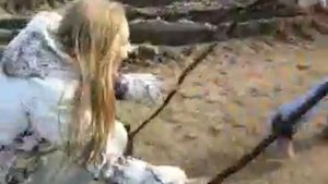 Глупая девка в белых шмотках упала в грязь