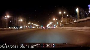 Урод на перекрестке, завершает маневр на красный