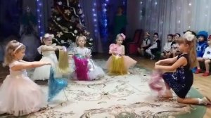 Новогодний танец "Северное сияние" средняя группа