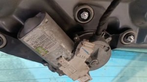 Как снять моторчик стеклоочистителя с крышки багажни?