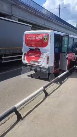 ОБЩЕСТВЕННОЕ ДТП: на Северном мосту автобус протаранил сломавшуюся маршрутку.