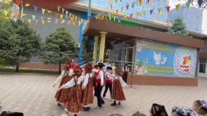 Русский народный танец "Вдруг, как в сказке,скрипнула ?