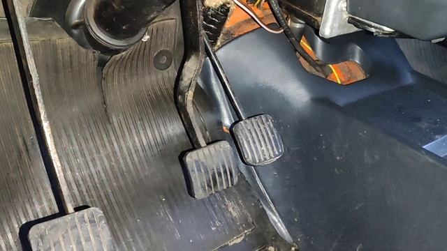 ИЖ Москвич 412. Плохо возвращается педаль тормоза. смотреть онлайн