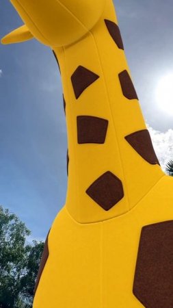 Гигантский пуф -  жираф Чип от Askona в дополненной реальности Giraffe Apple AR iPhone 14 pro Max