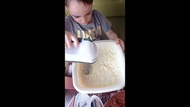 Рецепт бисквитного торта. Али и Айхан готовят 🥰 смотреть онлайн