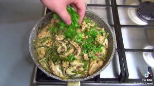 Чесночные стрелки со свининой
