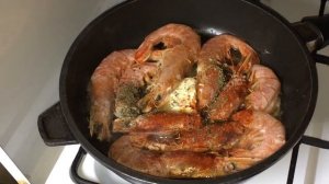 Лангустины на сковороде.
