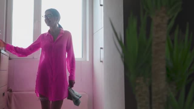 ❤️ Transparent room Cleaning with Tina in a dress Home routine смотреть онлайн