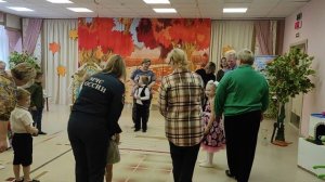 Весёлый коммуникативный танец на "День бабушек и деду?