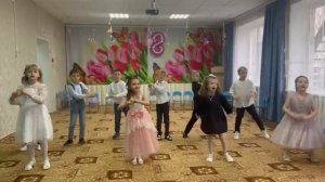 Танец на 8 марта- вход на утренник 8 марта" Мамочка и баб