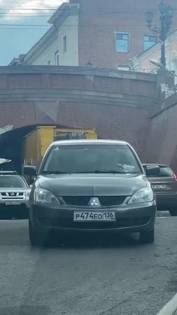 ЗАСТРЯЛ ПОД МОСТОМ: автомобиль коммунальных служб застрял под Каменным мостом.