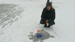 ЗИМНЯЯ РЫБАЛКА. ЛОВЛЯ ЩУКИ. РЕБЁНОК ЛОВИТ ЩУК НА ЖЕРЛИЦЫ.