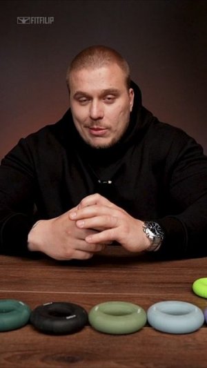 Чемпион мира по армрестлингу Никита Юрковец жмёт кистевой эспандер FITFILIP с нагрузкой 120 кг