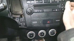 Mitsubishi Outlander XL  разряжается АКБ. Снятие магнитолы.