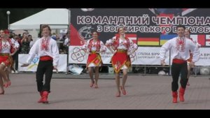 Танец. Выступает муниципальный театр танца.  Украинск?