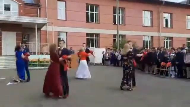 Вальс на выпускной сыновья с мамами, п.Кама, 2019г. смотреть онлайн