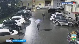 Преследовал и накинулся со спины: момент нападения на девушку на улице Блюхера в Уфе сняли на видео