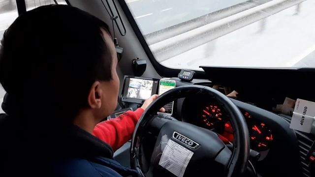 Водитель подвергает пассажиров опасностипереписыва?