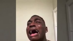 Негр смешно плачет