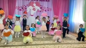 вход на утренник ко дню матери  "Наши мамы круче всех!"