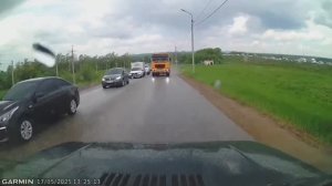 Вообще обалдевший! Едет по встречке!😂